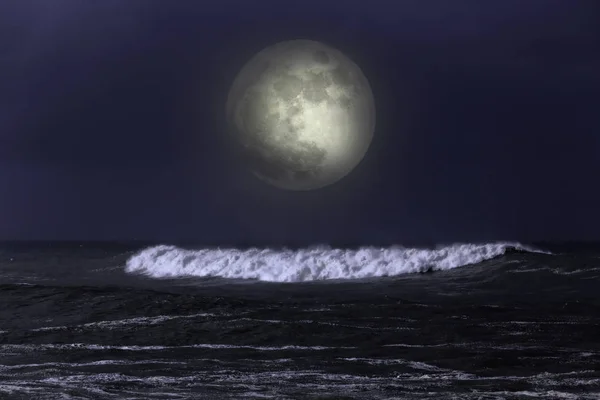 Onda do mar em uma noite escura de lua cheia — Fotografia de Stock