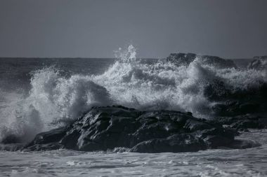 Kayalık sahil fırtınalı denizde
