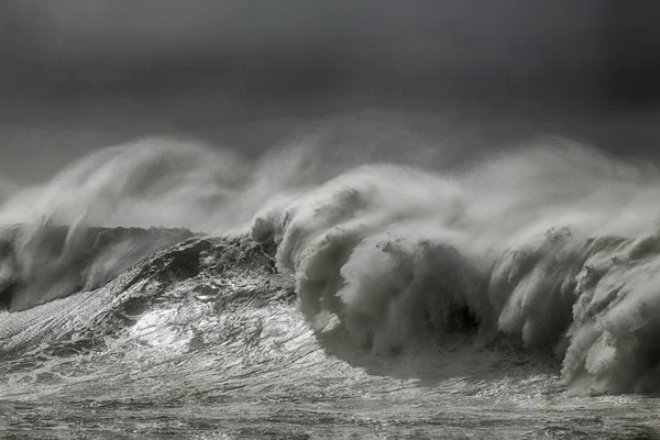 Büyük breking okyanus dalgaları — Stok fotoğraf
