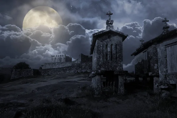 中世纪城堡在多云的月圆夜 — 图库照片