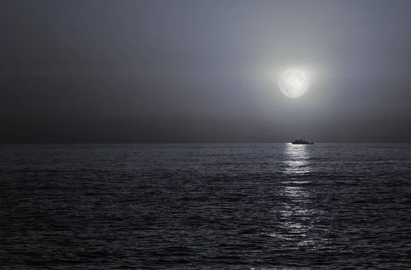 Full moon in the sea