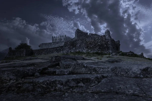 Середньовічний замок вночі — стокове фото