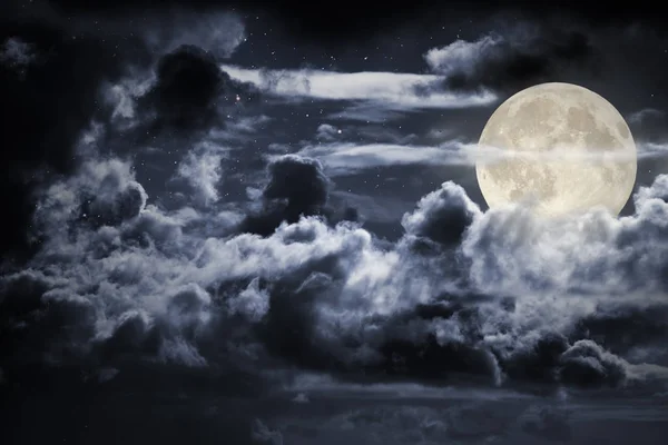 Облачная ночь полнолуния — стоковое фото