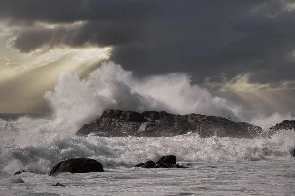 日没で砕ける波 — ストック写真