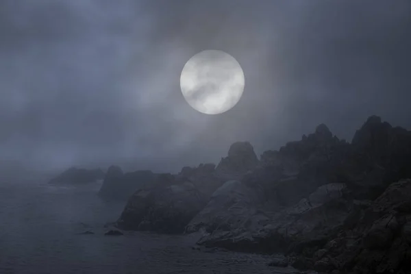 Costa rocosa en una noche nublada de luna llena — Foto de Stock