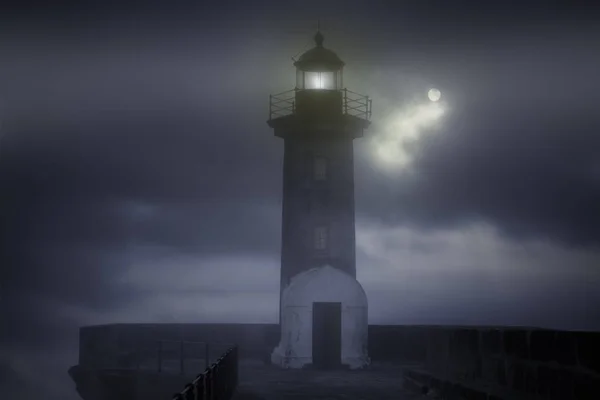 Világítótorony egy ködös éjszaka — Stock Fotó