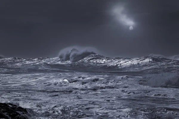 波涛汹涌的海面，在乌云密布的月圆夜 — 图库照片