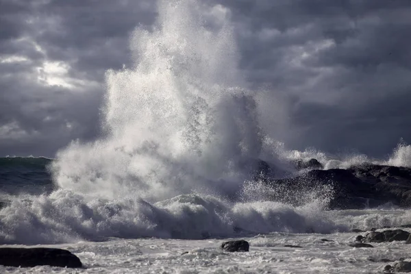 Dramatiska stora havet våg splash — Stockfoto