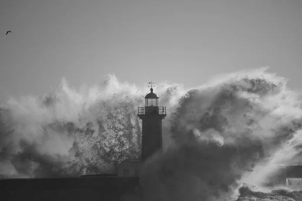 Vuurtoren in het midden van de stormachtige golven splash — Stockfoto