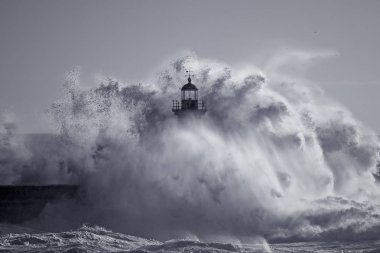 Fırtınalı dalgalar tarafından kucakladı Od deniz feneri