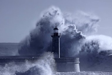 Fırtınalı dalgalar ortasında deniz feneri