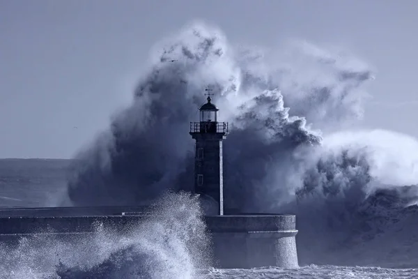 Lighthouse in the middle of stormy waves — Stock Photo, Image