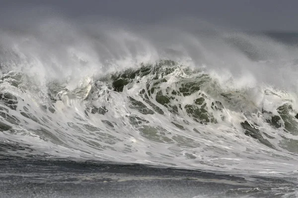 Sprey ile dalga kırılıyor.