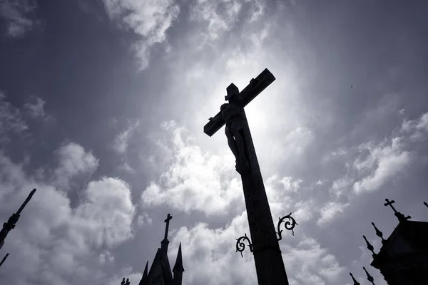 Croix du cimetière rétro-éclairé — Photo