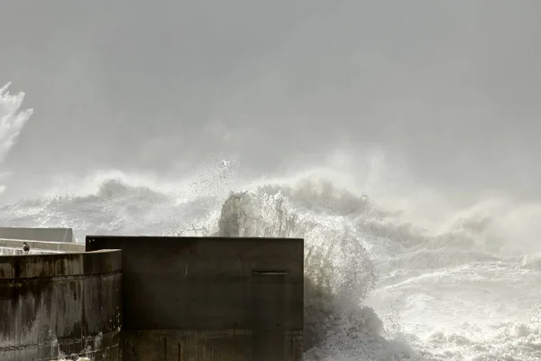 Θυελλώδης κύματα πλησιάζει μια προβλήτα — Φωτογραφία Αρχείου