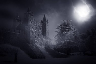Geceleri Ortaçağ Kalesi