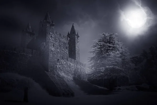 Medieval castle at night — Stock Photo, Image