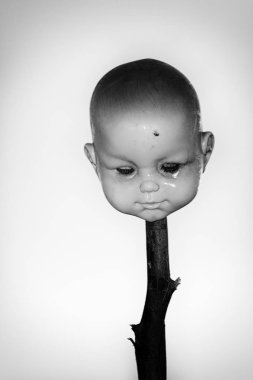 Ürkütücü hasarlı eski bebek surat