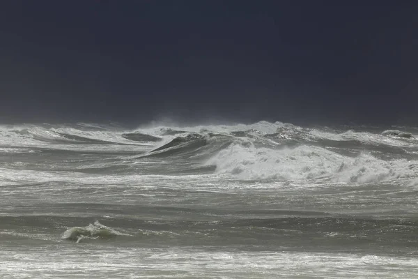 Mar tempestuoso contra céu chuvoso — Fotografia de Stock