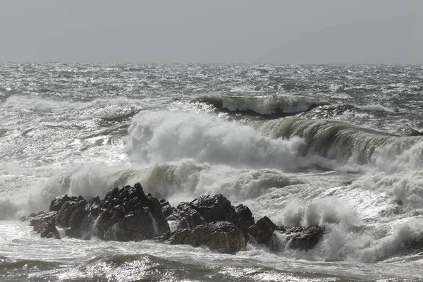 Rough sea with breaking waves — Stock Photo, Image