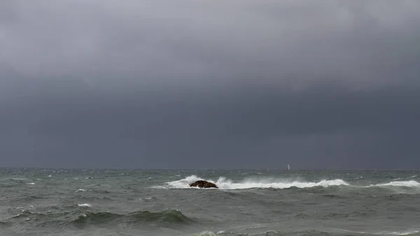 A paisagem marinha antes da chuva — Fotografia de Stock