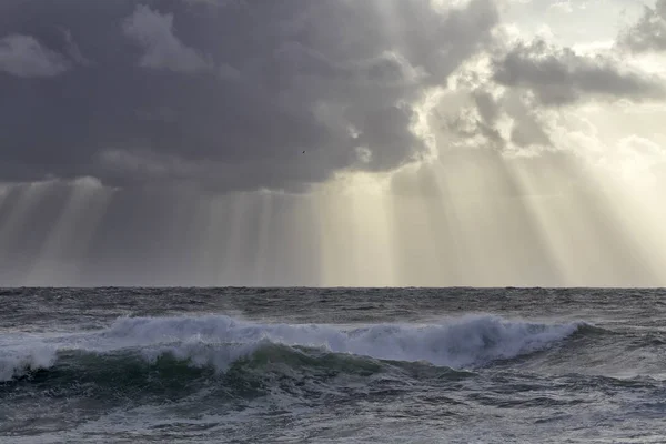 Ciel de mer orageux rayons de soleil — Photo