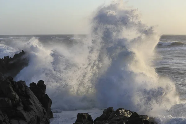 Soffice retroilluminato grande onda tempestosa schizzi — Foto Stock