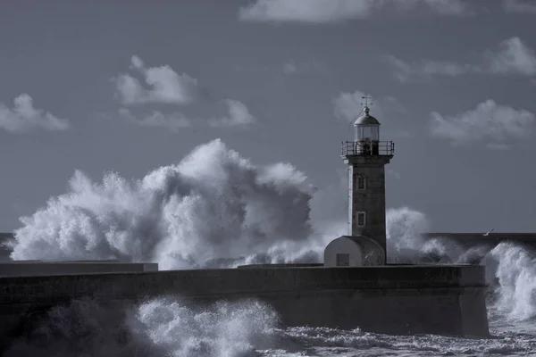Grandes vagues orageuses s'écrasant contre un vieux phare — Photo