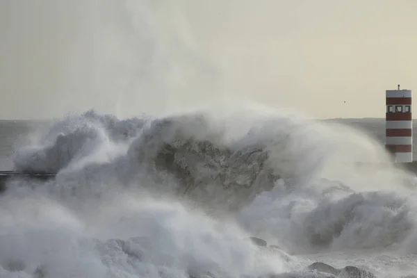 Grande vague orageuse se brisant sur la jetée — Photo
