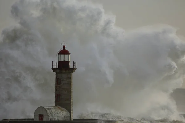 Grande onda do mar tempestuoso respingo — Fotografia de Stock