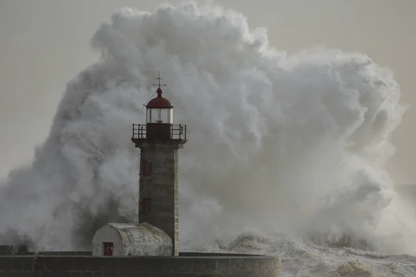 Grande tempestade ondas do mar respingo — Fotografia de Stock