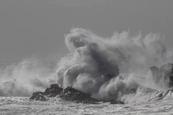 Salpicos de onda do mar de Roug — Fotografia de Stock