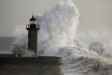 İlginç ışığı olan fırtınalı deniz feneri.