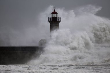Şiddetli fırtına sırasında eski deniz feneri