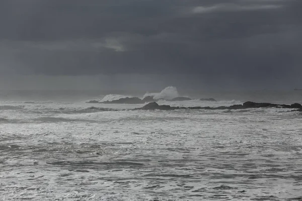 暴风雨和雨前的忧郁海景 — 图库照片