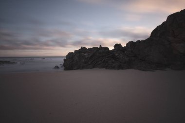 Gün batımında Rocky Sahili
