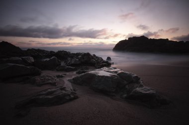 Gün batımında Rocky Sahili