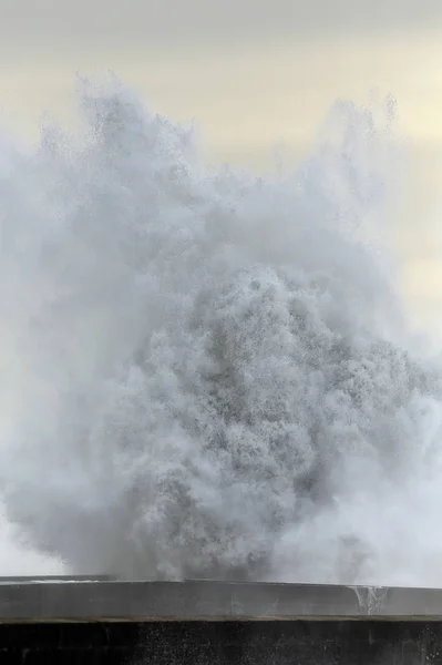 Grande vague éclaboussure sur la jetée — Photo