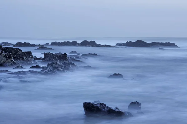 Rcky beach at dusk — Stock Photo, Image