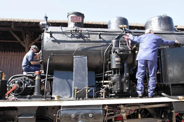 Wartung alter Dampflokomotiven — Stockfoto