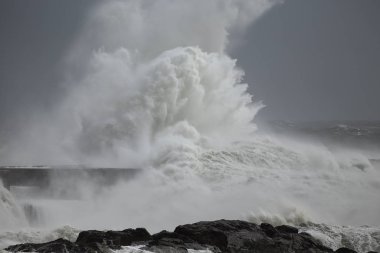 Fırtınalı dalgalar sıçrama