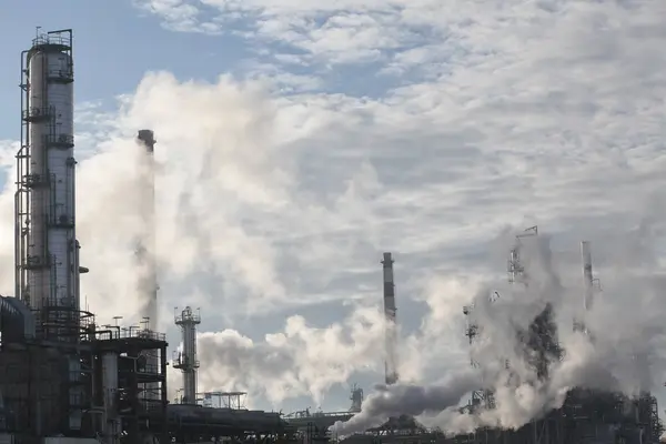 Oil refinery in the middle of steam — Stock Photo, Image