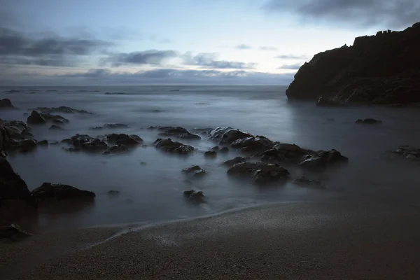 해질 무렵의 로키 해변 — 스톡 사진