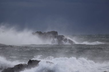 Deniz dalga sıçrama