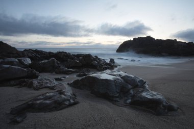 Gün batımında Rocky Sahili