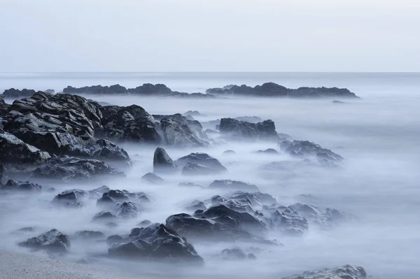 어둑어둑 한 해 질 무렵의 해변 — 스톡 사진
