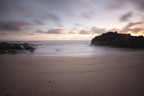 Rocky Beach al anochecer — Foto de Stock