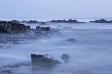 Gün batımında Rocky Sahili