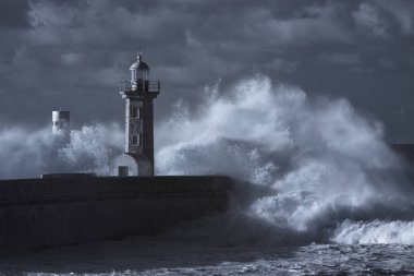 Fırtınalı dalgalar deniz fenerine sıçrıyor