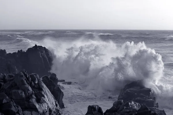 Мыс во время морского шторма — стоковое фото